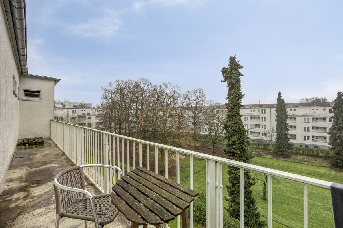 Terrasse mit Blick in den Garten