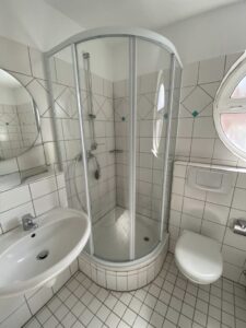Dusche im Badezimmer