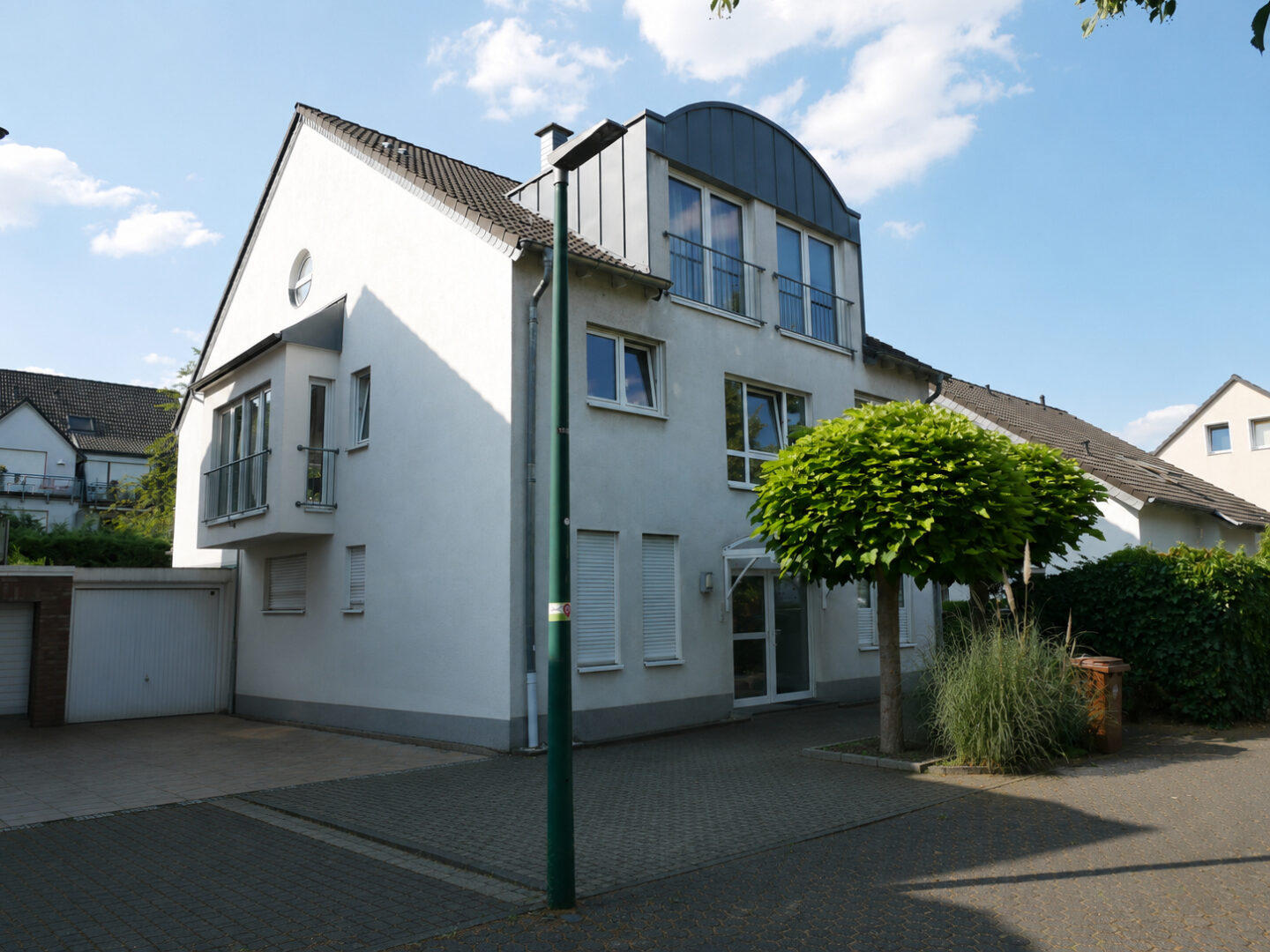 Hausansicht mit Garage