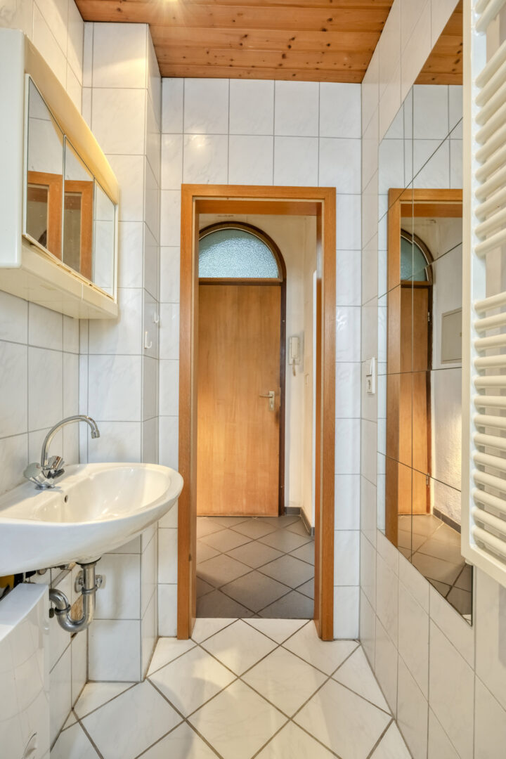 Fensterbad mit Dusche