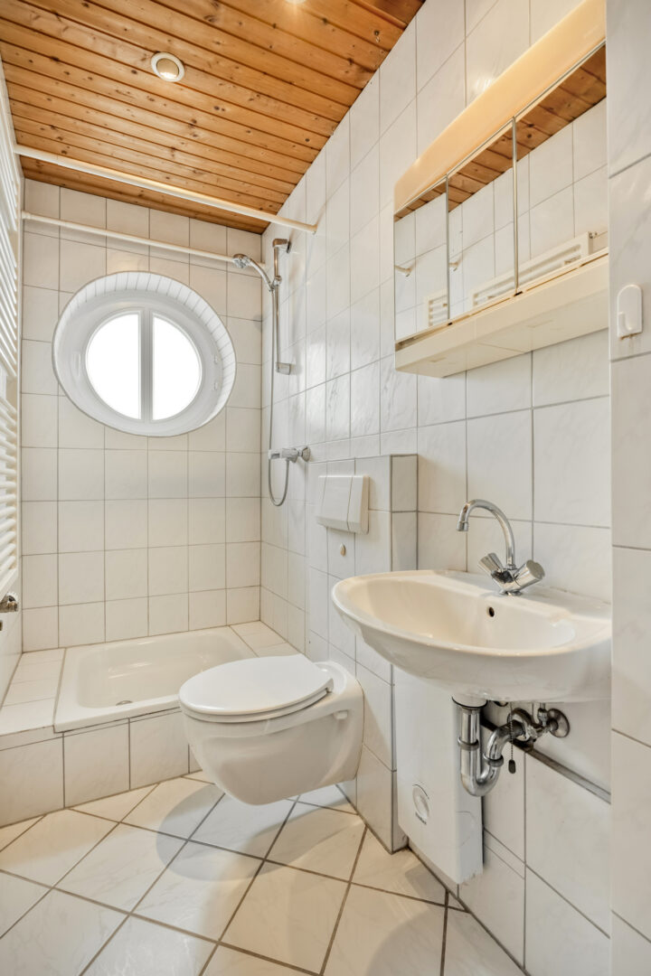 Fensterbad mit Dusche