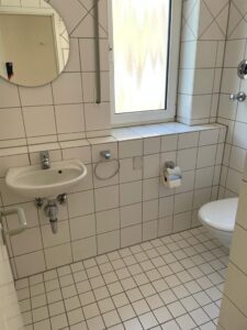 Gäste WC mit Fenster – Bild vor  der Vermietung