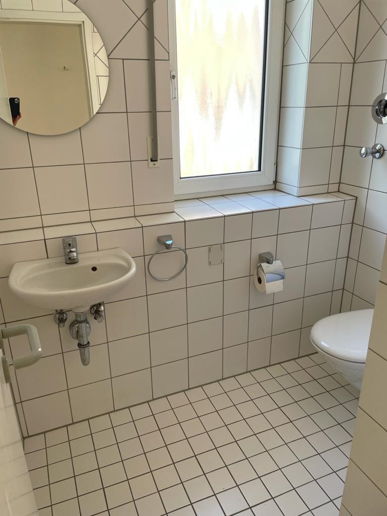 Gäste WC mit Fenster – Bild vor  der Vermietung