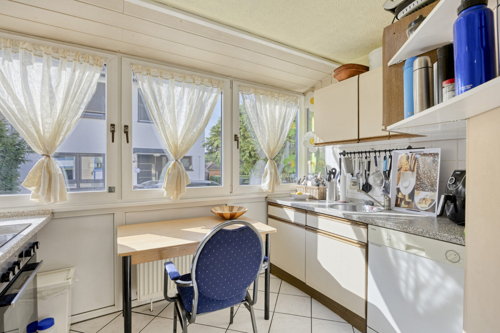 Wohnung 2: helle Küche mit Fensterfront