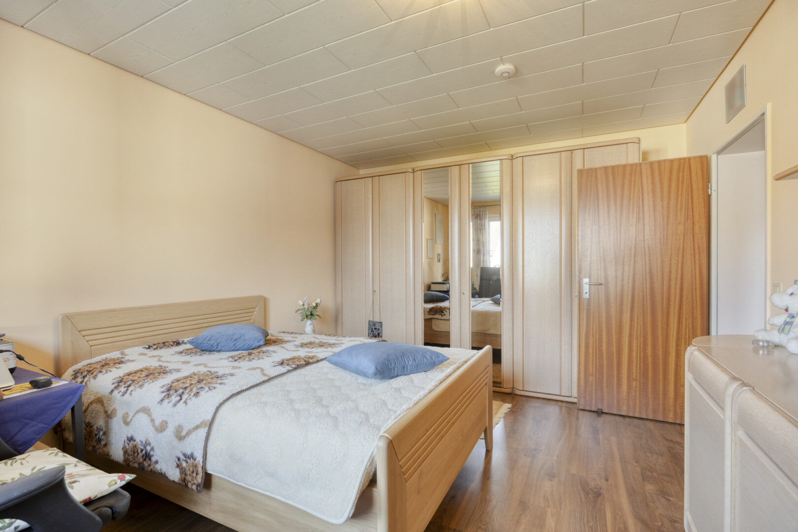 Schlafzimmer mit Platz für großen Schrank
