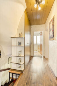 Flur mit praktischem Einbauschrank