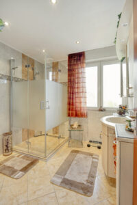 Modernes Bad mit bodengleicher Dusche
